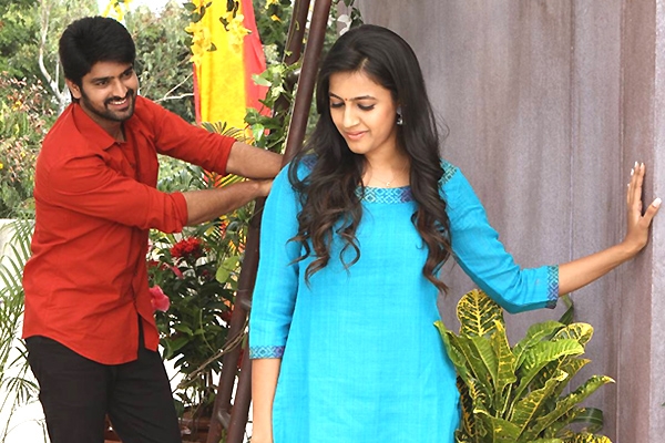 Oka Manasu Movie Review